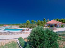 Luxury villa Fura on Hvar, heated pool，位于Brusje的酒店