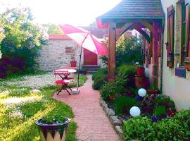 Maison charmante à Montoldre + jardin，位于Montoldre的酒店