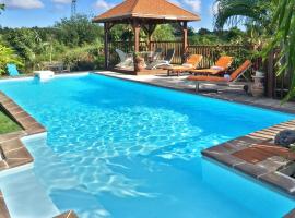 Villa de 3 chambres avec piscine privee jardin clos et wifi a Saint Francois a 3 km de la plage，位于Courcelles的酒店