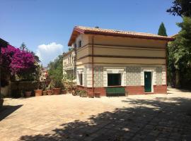 Comfy house in Crotone fenced garden，位于克罗托内的酒店