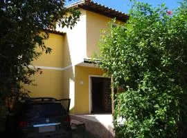 Casa confortável completa em condomínio