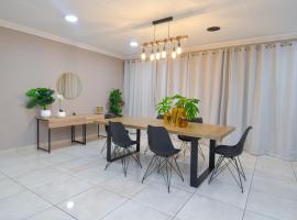 Upmarket Villa with pool & lush garden，位于比勒陀利亚的酒店