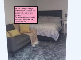Flat 2 - Entire Modern Two Bedrooms home with en-suite & free parking close to QMC, City centre and Notts uni - Self check in，位于诺丁汉的住宿加早餐旅馆