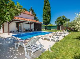 Nice Home In Smokovic With Wifi，位于Smoković的酒店