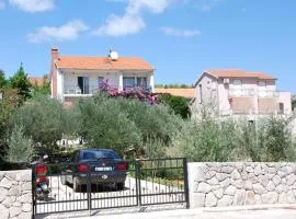 Spacious apartment in Stari Grad, 80 m², serene garden
