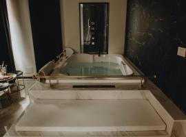 Royalroom-relaxing spa & luxury apartments，位于丽都迪奥斯蒂亚的带按摩浴缸的酒店