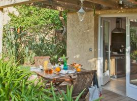 minivilla lilas indépendante à Calvi avec jardin et piscine jardin et bbq，位于卡尔维的度假屋