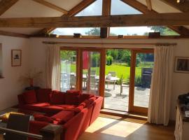 4 Kingsize Beds Ensuite - Sleeps 8-10 - Rural Contemporary Oak Framed House，位于奇丁福尔德的酒店