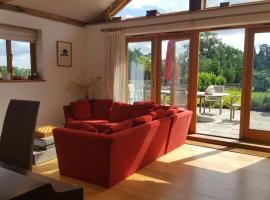 Sleeps 6 Rural Contemporary Oak Framed Light Airy House with Far Reaching Views in AONB，位于奇丁福尔德的别墅