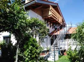 Komplette Dachwohnung mit Balkon und Bergblick