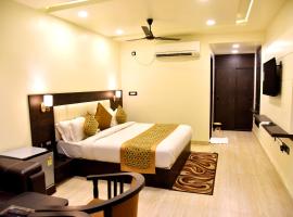 HOTEL VINAYAK，位于勒克瑙Chaudhary Charan Singh International Airport - LKO附近的酒店