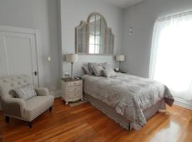 Queens Chamber w King Heavenly Bed at Nottingham Place in Wise，位于Wise的酒店