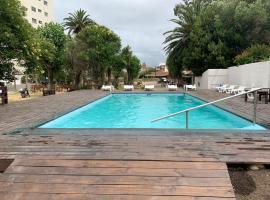 Hotel American，位于皮里亚波利斯的带停车场的酒店