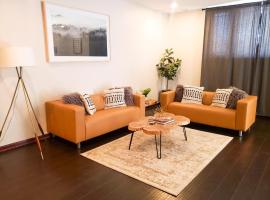 2BR Airy & Tidy Apt with Free Covered Parking - Central Modern，位于芝加哥的酒店