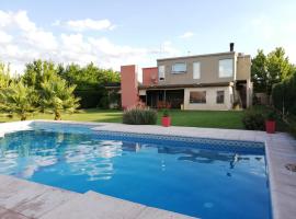 Casa con pileta entre bodegas y viñedos - Habitación con baño en suite，位于卢汉德库约的酒店