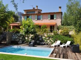 Villa de 4 chambres avec piscine privee jardin clos et wifi a La Gaude，位于拉戈德的度假屋