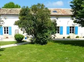 Maison de charme à Saint-Vincent-la-Châtre avec piscine partagée