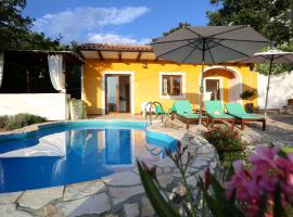 2 bedrooms villa with private pool furnished terrace and wifi at hrvatska 3 km away from the beach，位于Ripenda Kras的酒店
