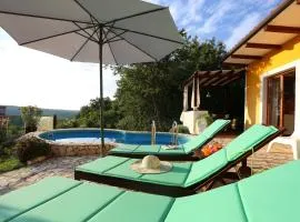 Charming villa with private pool near the sea and garden