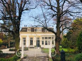 Tiny house in tuin van de statige villa Mariahof，位于多德雷赫特Dordrecht-Zuid Station附近的酒店