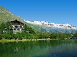 Chalet Sul Lago Hotel In Montagna，位于蒙切尼肖Mont-Cenis湖附近的酒店
