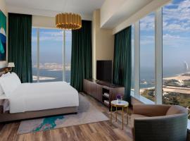 Avani Plus Palm View Dubai Hotel & Suites，位于迪拜的度假短租房