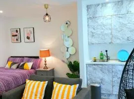 Great Studio Serviced Apartments - Netflix, Wifi, Digital TV