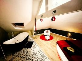 Redroom Loveroom Chambre Spa privative Insolite Thème 50 nuances de grey，位于Douchy-les-Mines的酒店