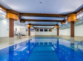 突破酒店，位于斯罗姆韦斯尼的带泳池的酒店