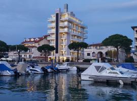 马雷酒店，位于利尼亚诺萨比亚多罗Faro Rosso附近的酒店