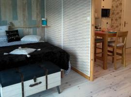 le haut village Chambre d'hôtes Mobi-Loft cosy sauna ,douche ,chromothérapie，位于Arrest的住宿加早餐旅馆