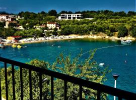 VILLAMAR beachfront apartments with FREE private parking，位于拉巴克的酒店