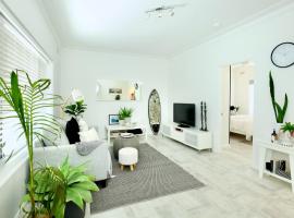 Beautifully renovated quiet unit in Cronulla，位于克罗纳拉的酒店