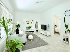 Beautifully renovated quiet unit in Cronulla，位于克罗纳拉哈金港皇家汽艇游艇俱乐部附近的酒店