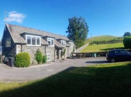 Beautiful 3-bed stone barn in idyllic Hawkshead，位于霍克斯黑德的酒店