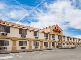 Econo Lodge Inn & Suites