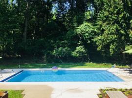 Ravenswood Pool House，位于Sawyer的酒店