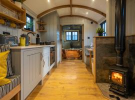 Monkwood Shepherds Hut - Ockeridge Rural Retreats，位于伍斯特奥利韦斯山附近的酒店