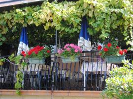 Hôtel-restaurant le Matibyll，位于Le Crestet的酒店