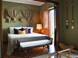 Chic Suite Figueiras w balcony in Taviras Historical Centre，位于塔维拉的酒店