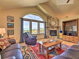 Pagosa Springs Home with Deck and Grill, Walk to Town!，位于帕戈萨斯普林斯的带按摩浴缸的酒店