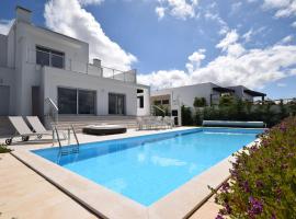 Comfortable villa with private pool in Nadadouro，位于Nadadouro的海滩短租房