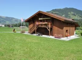 Alpenchalet Weidhaus Gstaad Ferienwohnung im Dachstock, Studio und Zimmer im EG