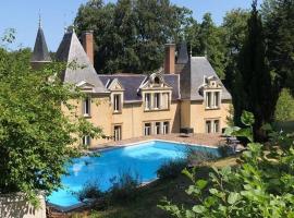 博讷沃城堡酒店，位于Villeneuve-de-Marc的家庭/亲子酒店