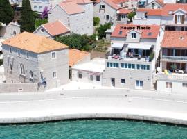 拉契奇之家公寓，位于波尔的酒店