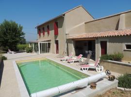 Cosy Holiday Home in Provence with Swimming Pool，位于哈斯多的酒店