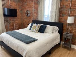 Brickhouse Loft - a boutique hotel，位于Martinsville迪堡大学附近的酒店