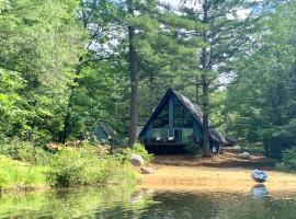 Tranquil Pond Retreat，位于康威的带停车场的酒店