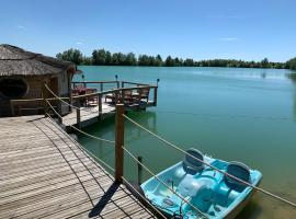 cabane flottante Millenium，位于Varanges的酒店