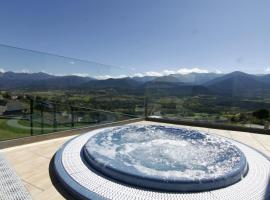 Cerdanya EcoResort，位于普鲁兰斯的带停车场的酒店